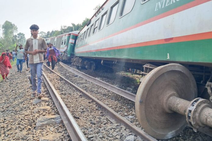 সান্তাহারে ট্রেনের বগি লাইনচ্যুতের ঘটনায় আহত অর্ধশতাধিক