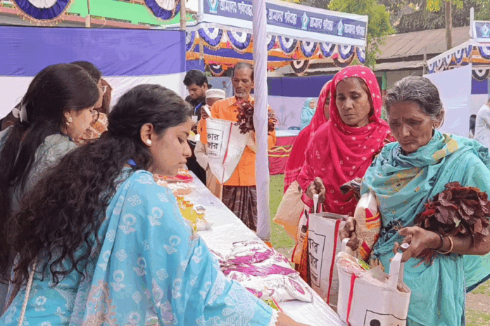 গাইবান্ধায় ‘এক টাকায় বাজার’, সুবিধাবঞ্চিতদের পাশে তরুণরা