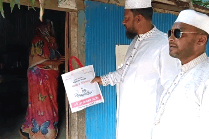 কলাপাড়ায় বাড়ি বাড়ি ঈদ উপহার পৌঁছে দিলেন যুবদল নেতা