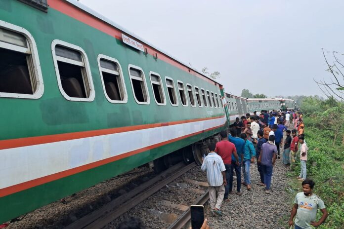 ট্রেন লাইনচ্যুত: ঘটনাস্থলে উদ্ধারকারী ট্রেন, লাইন সচল হতে দুইদিন লাগতে পারে