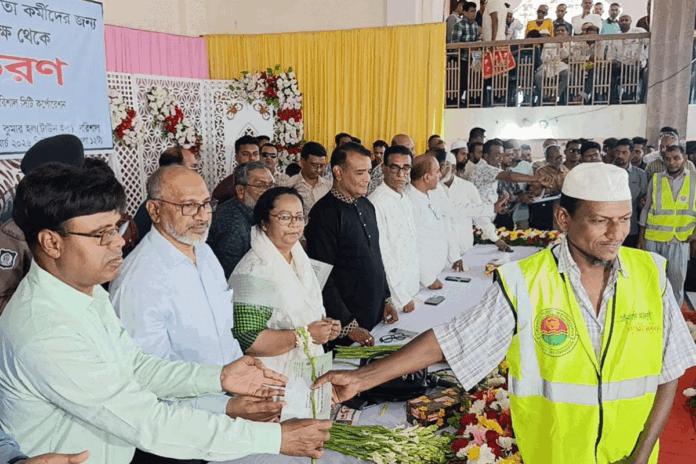 প্রধানমন্ত্রীর উপহার পেলেন বরিশালের পরিচ্ছন্নতাকর্মীরা