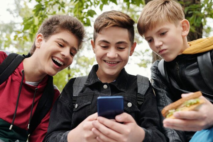 শিশুদের হাতে ফোন বন্ধ, কেন এমন সিদ্ধান্ত নিল পোল্যান্ড?