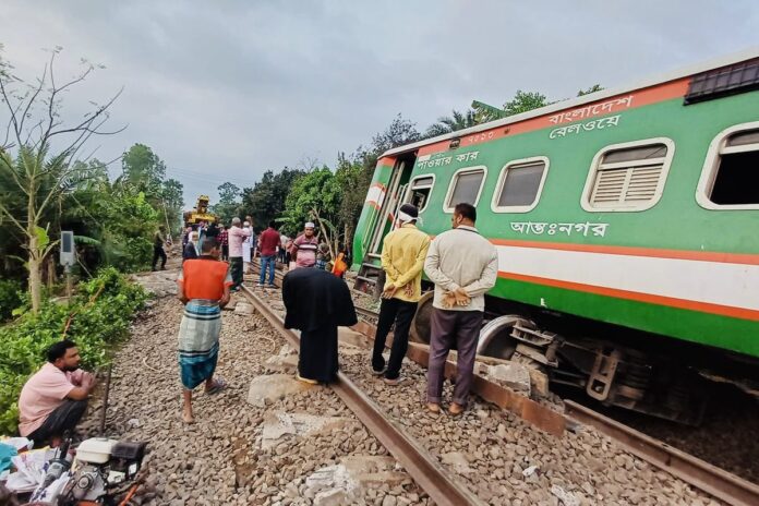 নীলসাগর এক্সপ্রেসের দুর্ঘটনায় স্টেশন মাস্টার ও চালক সাময়িক বরখাস্ত