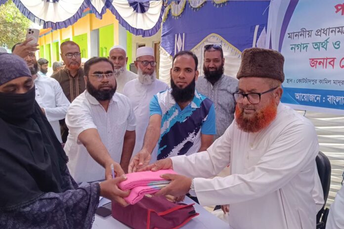 কোটচাঁদপুরে দুস্থদের মাঝে প্রধানমন্ত্রীর ত্রাণ তহবিলের সহায়তা বিতরণ