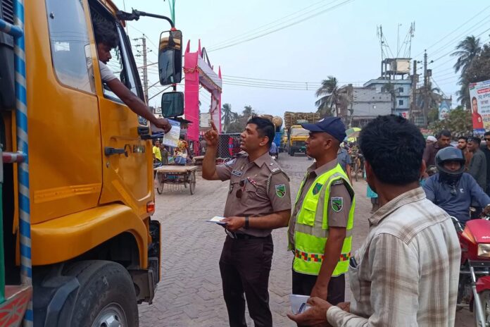 ঝিনাইদহে সড়ক নিরাপত্তায় হাইওয়ে পুলিশের লিফলেট বিতরণ