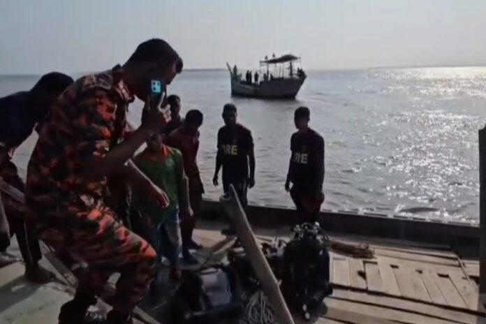 ভোলায় স্পিডবোট উল্টে পুলিশ সদস্য নিখোঁজ, উদ্ধার অভিযানে বরিশাল ও খুলনার ডুবুরি দল
