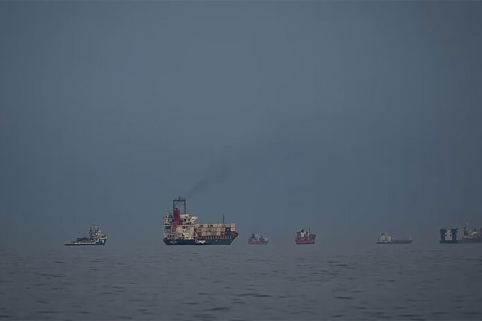 হরমুজ প্রণালিতে ‘সবুজ সংকেতের অপেক্ষায়’ কয়েক ডজন জাহাজ