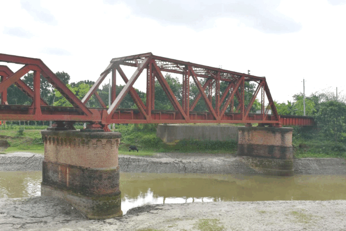 ট্রেনের ছাদে ভ্রমণ: ব্রিজে ধাক্কা লেগে যুবকের মৃত্যু