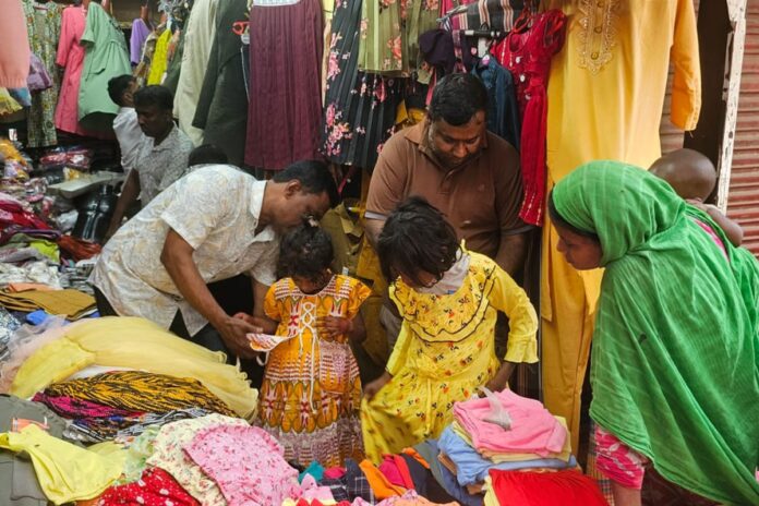 আখাউড়ায় পথশিশুদের মাঝে ঈদ উপহার বিতরণ