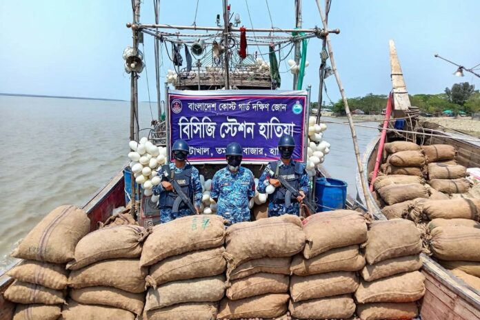 মিয়ানমারে পাচারকালে বিপুল পরিমাণ আলুসহ দুটি ফিশিং বোট আটক