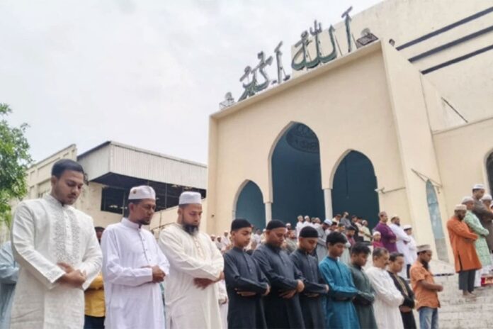 1774070520-794cdb9c73f8c687c66ee249c67e263a বায়তুল মোকাররমে ঈদের নামাজ শেষে দেশ ও জাতির কল্যাণ কামনায় দোয়া