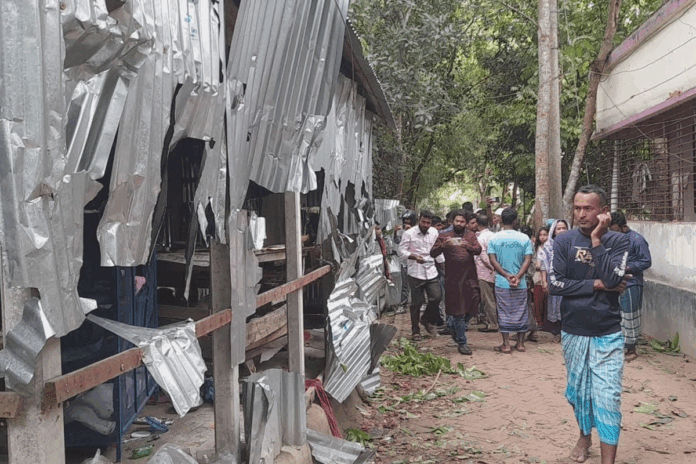 1774082786-fee4e47f3e4c529b1f2c751035a4492c ভাঙ্গায় ঈদের নামাজ শেষে ফের দু’পক্ষের সংঘর্ষ, বাড়ি ভাঙচুর-লুটপাট