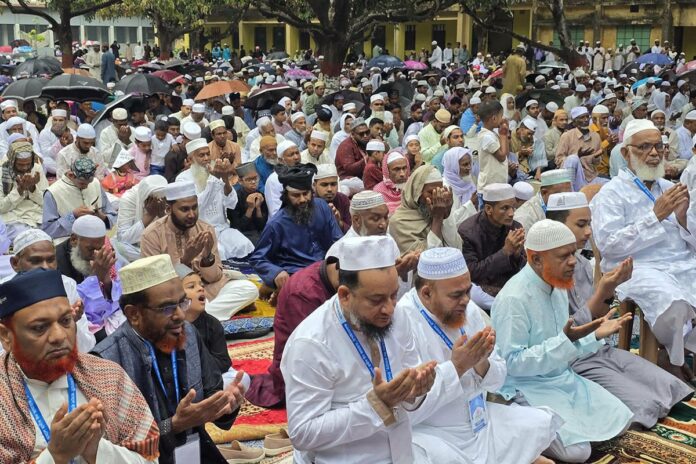 বৈরি আবহাওয়ার মধ্যেও চাঁপাইনবাবগঞ্জে ঈদের নামাজ আদায়