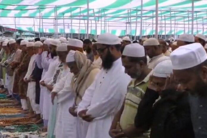 টাঙ্গাইলে কেন্দ্রীয় ঈদগাহে জেলার প্রধান ঈদ জামাত অনুষ্ঠিত