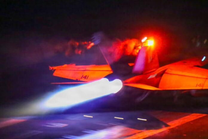 কঠিন সময়ের মুখোমুখি ‘নিরুপায়’ ট্রাম্প