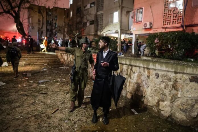 1774137089-64b8299d1597b8a5c7b9cb9c88642f6c ইসরায়েলের আরাদে ইরানের ক্ষেপণাস্ত্র হামলা, আহত অর্ধশতাধিক