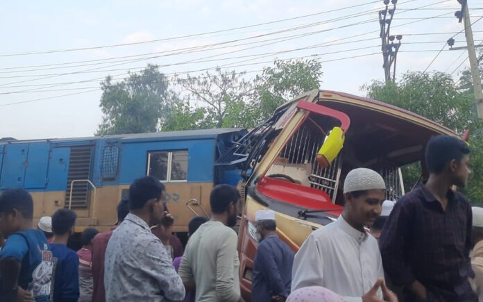 1774146031-d390c0ce3c829b0011fecff753294596 চট্টগ্রামের সঙ্গে সারাদেশের রেল যোগাযোগ বন্ধ