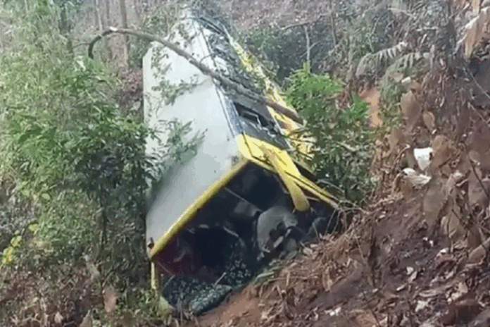 1774164064-fee4e47f3e4c529b1f2c751035a4492c বান্দরবানে পর্যটকবাহী বাস খাদে, আহত ২০