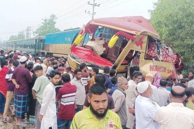 1774164333-f3ccdd27d2000e3f9255a7e3e2c48800 কুমিল্লায় ট্রেন দুর্ঘটনায় নিহত ১২ জনের পরিচয় মিলেছে