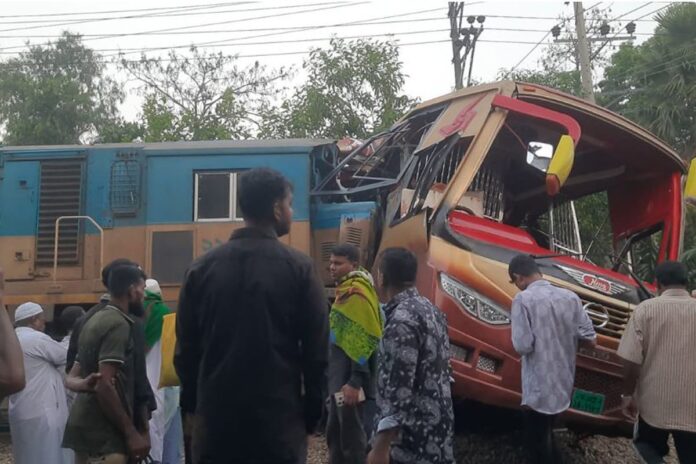 নিহত ১২ জনের পরিবারকে এক লাখ টাকা করে দেবে রেল