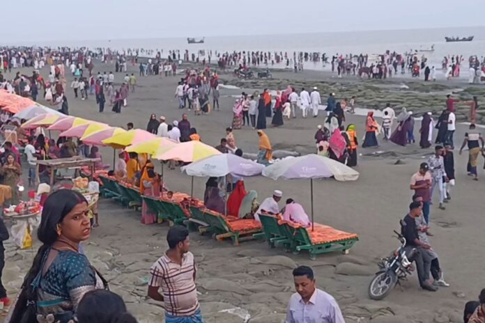 ঈদের দ্বিতীয় দিনে সহস্রাধিক পর্যটকের পদচারণায় মুখরিত কুয়াকাটা