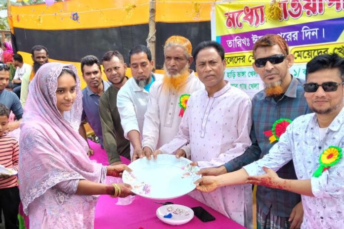 1774186849-cb7ab3fb6130564e634f9e98865215e9 বগুড়ায় গ্রামীণ খেলায় ঈদ আনন্দ উৎসব