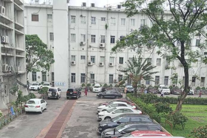 মঙ্গলবার খুলছে অফিস-আদালত-ব্যাংক