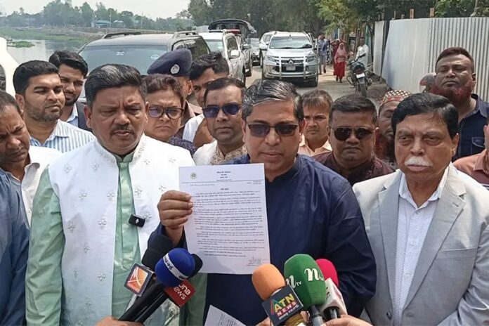 1774270474-4691f7e9c96af2bec0b33d74d9eafef5 ধসে পড়া সড়ক পরিদর্শনে গিয়ে দুই কর্মকর্তাকে বরখাস্ত করলেন প্রতিমন্ত্রী