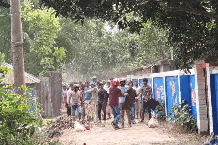 বেড়ায় দুই গ্রামের বাসিন্দাদের মধ্যে সংঘর্ষ, আহত অর্ধশতাধিক