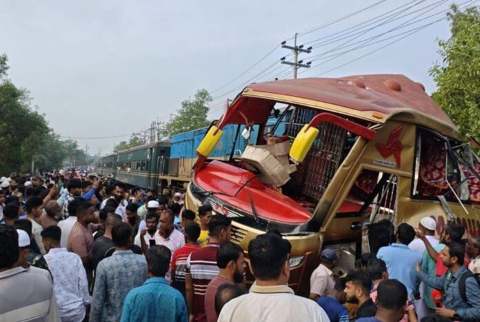 1774408012-4b8dee1e115d77a25cd2781ebc3579a3 বেপরোয়া চালনা ও নিষিদ্ধ যানের অবাধ চলাচলে দুর্ঘটনা ঘটছেই