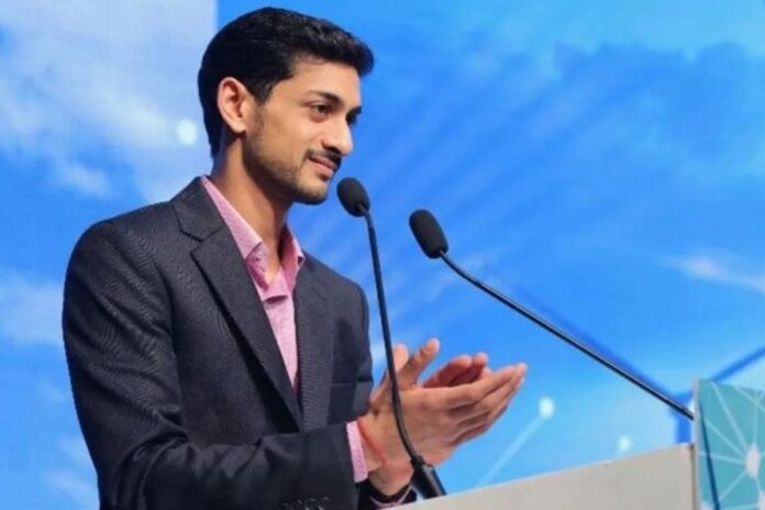 1774434081-5c5b2263a7ee528bd119896c6b3876aa ২৮ বছর বয়সেই আরসিবির চেয়ারম্যান, কে এই আর্যমান বিরলা?