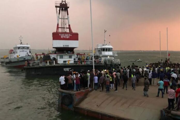 1774451751-1519c79edbdd4298fc977bc27bbd905f ফেরিতে ওঠার সময় যাত্রীবাহী বাস নদীতে: ৩ জনের মরদেহ উদ্ধার