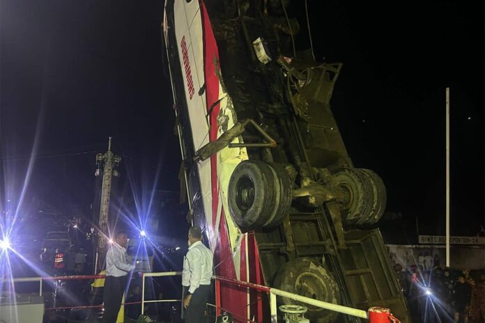 নদী থেকে তোলা হচ্ছে বাসটি