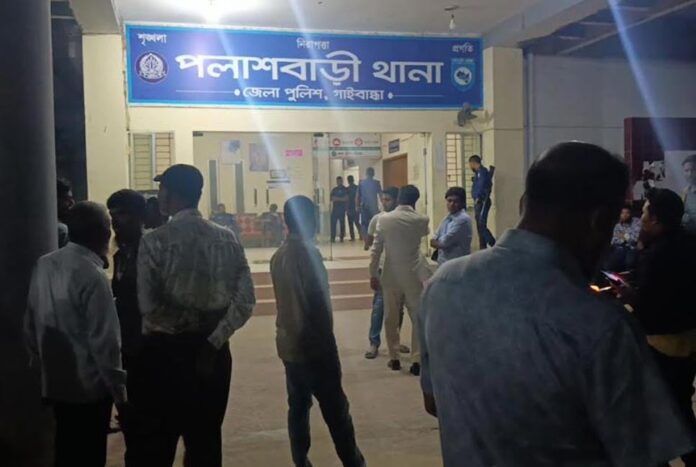 1774506661-540c7ab04999bac4f99c2d72f159a75e গভীর রাতে পলাশবাড়ী থানায় ঢুকে পুলিশকে মারধরের অভিযোগ