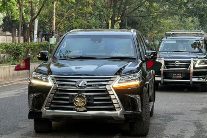 প্রথমবারের মতো প্রধানমন্ত্রীর গাড়িতে ‘জাতীয় পতাকা’