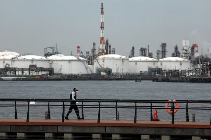 রাষ্ট্রীয় তেল মজুদ ছাড়তে শুরু করেছে জাপান