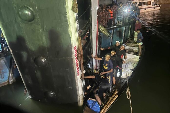 1774533097-af32e1b46c6021f49dd1af4ba3396611 ফেরিতে উঠতে গিয়ে বাস পদ্মায়: ৬ সদস্যের তদন্ত কমিটি