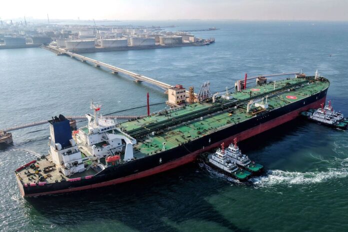 যুদ্ধের মধ্যে তেলের রপ্তানি বাড়িয়ে দিনে ১৪ কোটি ডলার আয় করছে ইরান