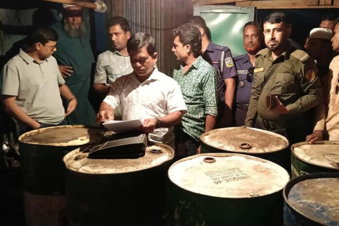 1774636384-4b1646a306991d9775ef804eaa39f79b ব্যবসায়ীর গুদামে মিলল ৮০০ লিটার পেট্রোল, ৪০ হাজার টাকা জরিমানা