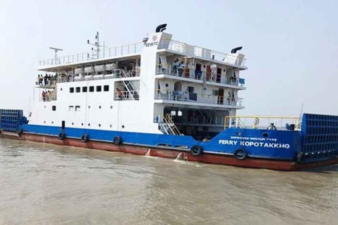 দৌলতদিয়া-পাটুরিয়ায় ফেরি চলাচল শুরু