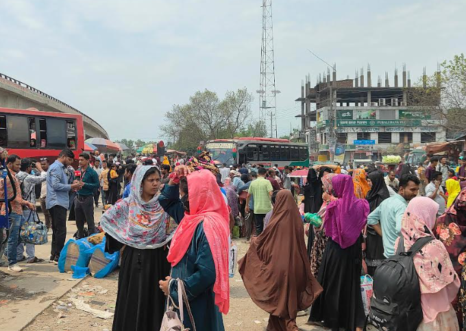 1774692878-4caa50f31b6e7b15a765753204c4bf10 উত্তরাঞ্চল থেকে কর্মস্থলে ছুটছে মানুষ, দ্বিগুণ ভাড়া আদায়ের অভিযোগ
