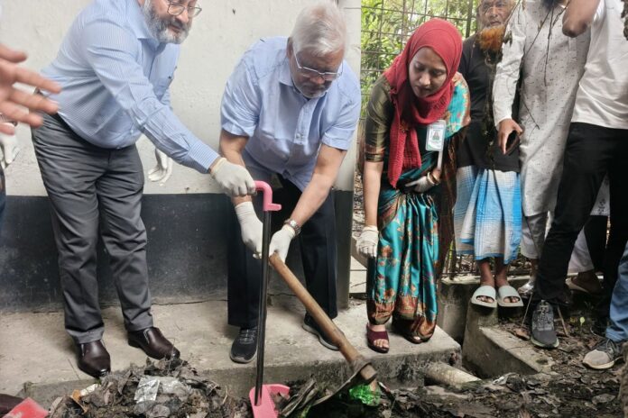 1774708280-b6e4aab4ae43651a390cf359a4ce250c হাসপাতাল পরিচ্ছন্ন রাখতে ঝাড়ু হাতে মাঠে নামলেন আমানউল্লাহ আমান