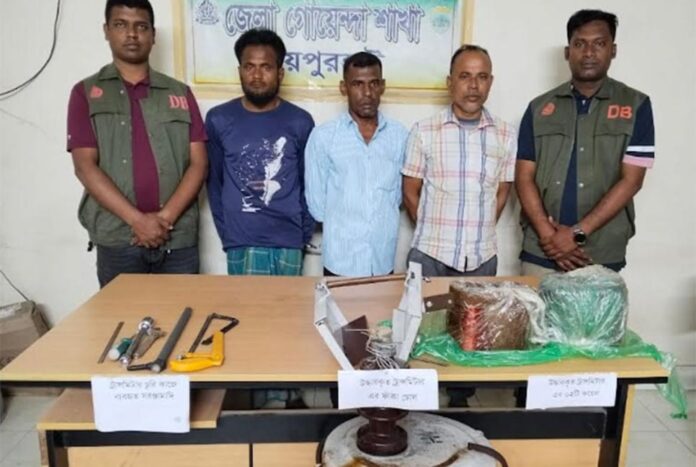 1774712737-1b4006835a9bdd7b61dd8c6476caa499 জয়পুরহাটে চোর চক্রের ৩ সদস্য গ্রেফতার