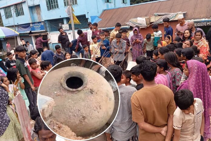 মাটির নিচ থেকে প্রাচীন মটকা উদ্ধার, ‌‘গুপ্তধনের’ খবরে উৎসুক জনতার ভিড়