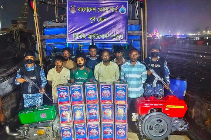 মিয়ানমারে বিপুল পরিমাণ ডিজেল-আলকাতরা পাচারকালে আটক ৭