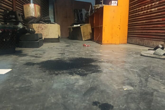 গাইবান্ধায় ঘেমে উঠছে ঘর-বাড়ির মেঝে, বারবার মুছেও কাজ হচ্ছে না