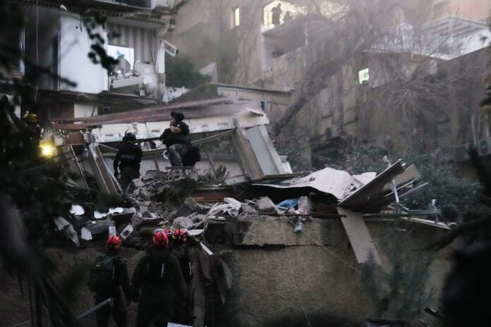 1775452613-38afc1909f434ef8518f8d4b7105b4c2 হাইফায় ইরানি ক্ষেপনাস্ত্র হামলায় নিহত ২, নিখোঁজ ২