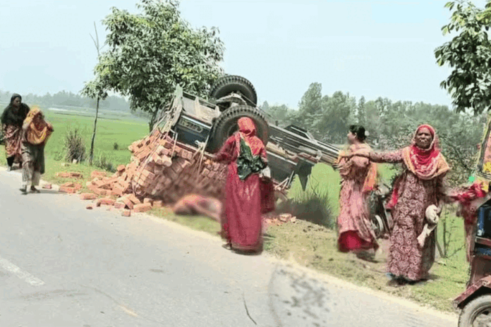 ফুলবাড়ীতে ট্রলি উল্টে চালকের মৃত্যু