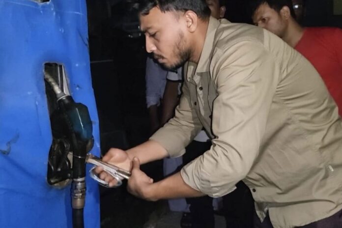 1775836827-0dd8b48aa9c0a0213f3afa7c510393b6 সিদ্ধিরগঞ্জে অবৈধ জ্বালানি তেল জব্দ, গ্রেপ্তার ২