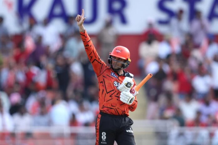 1775912938-d1f95d4dc23f76ba36bd88b559e1fde4 ঝড়ো ব্যাটিংয়ে রেকর্ড গড়লেন অভিষেক